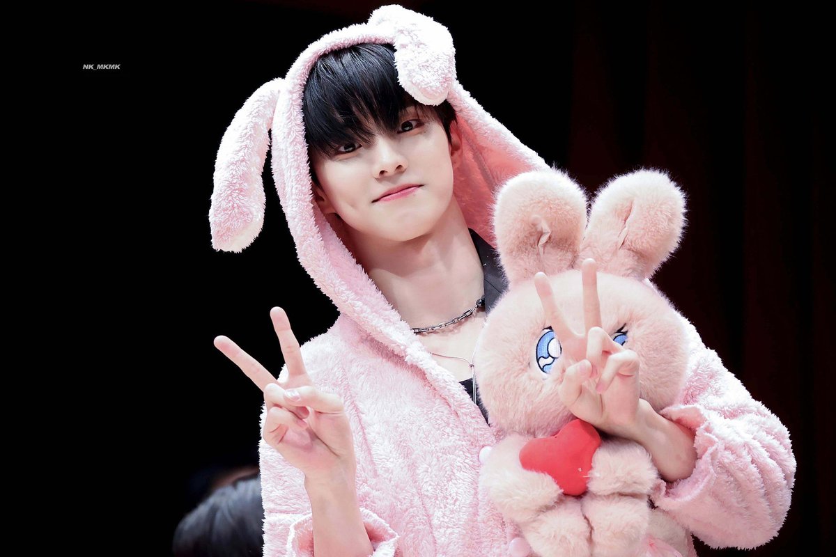 thinkabtjcm's tweet photo. sorry for the inactivity, been super busy. heres a cute jichang for easter weekend https://t.co/XrpDHUwmq0