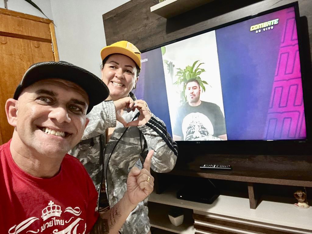 ane1303's tweet photo. #PFLnoCombate feriadinho ligados no @combate com os melhores @AnaHissa @RhoodesLima #Boicotada #DoAmor https://t.co/oROZVo7z2x