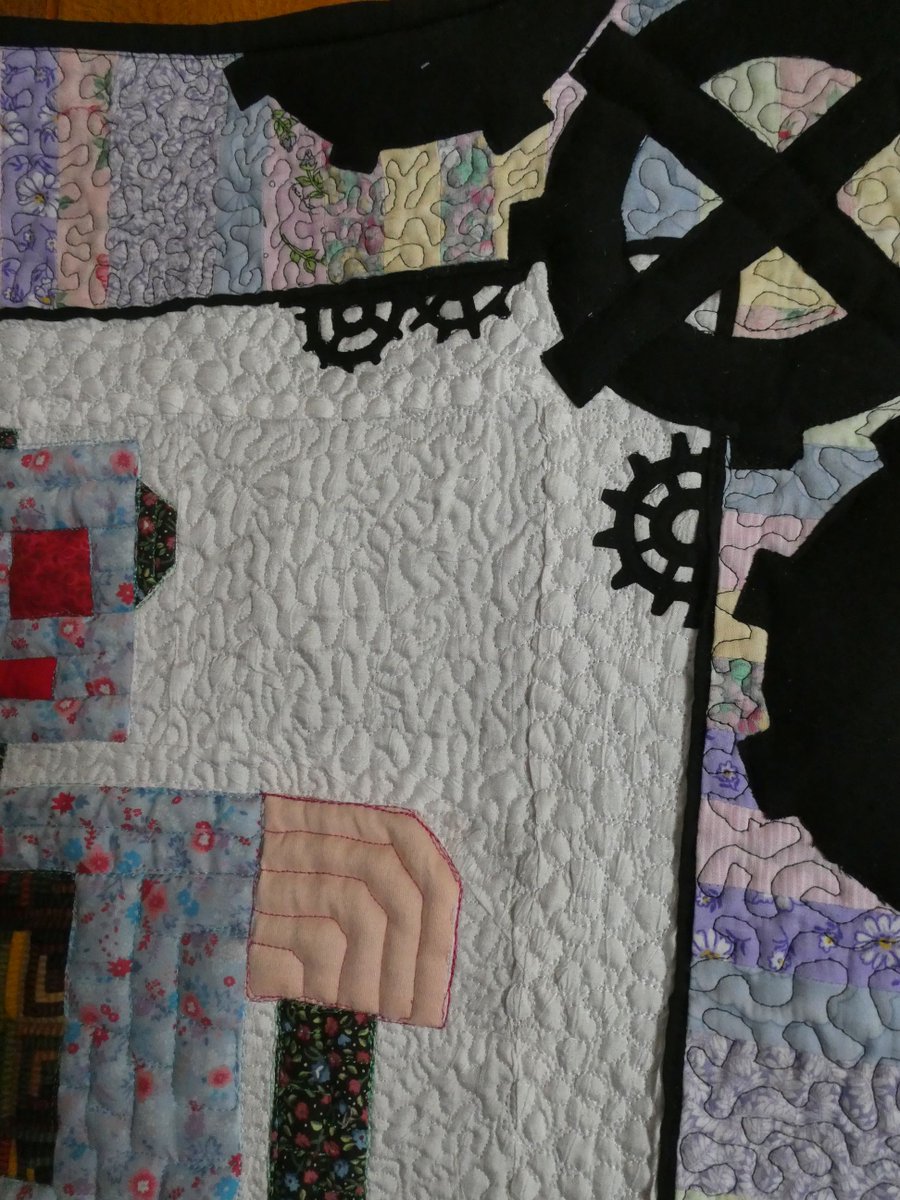 SusanBluerobot's tweet photo. Having fun now with my longarm machine quilter and also designed my robot pattern to make this one https://t.co/sVdQOJlBch