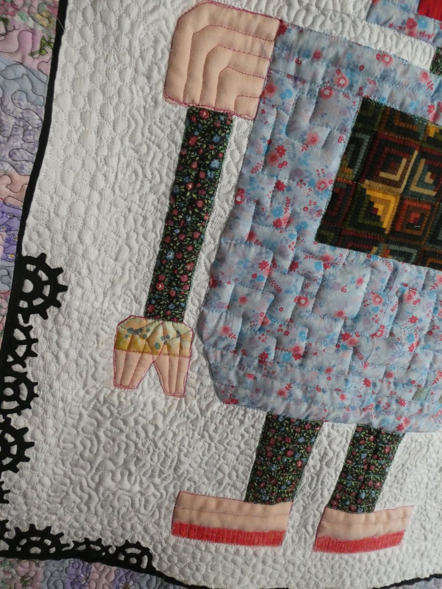 SusanBluerobot's tweet photo. Having fun now with my longarm machine quilter and also designed my robot pattern to make this one https://t.co/sVdQOJlBch