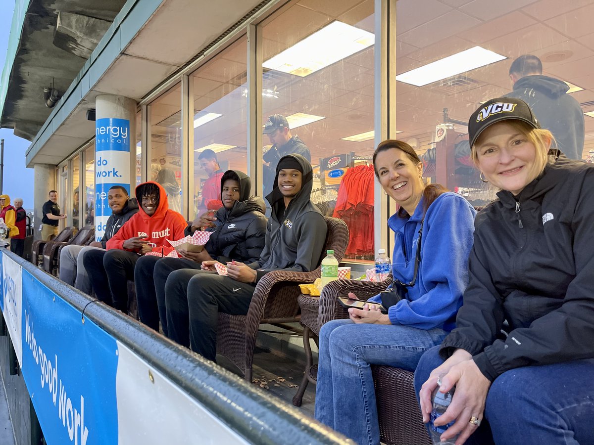 syntechusa's tweet image. No weather warnings could keep our team from coming out to cheer on @GoSquirrels on Opening Night! And VCU Men’s Basketball players @iamzebjackson1, @AlphonzoBillups and @CFerm21 were there to help us support other local athletes.
#syntechusa #msuspartner