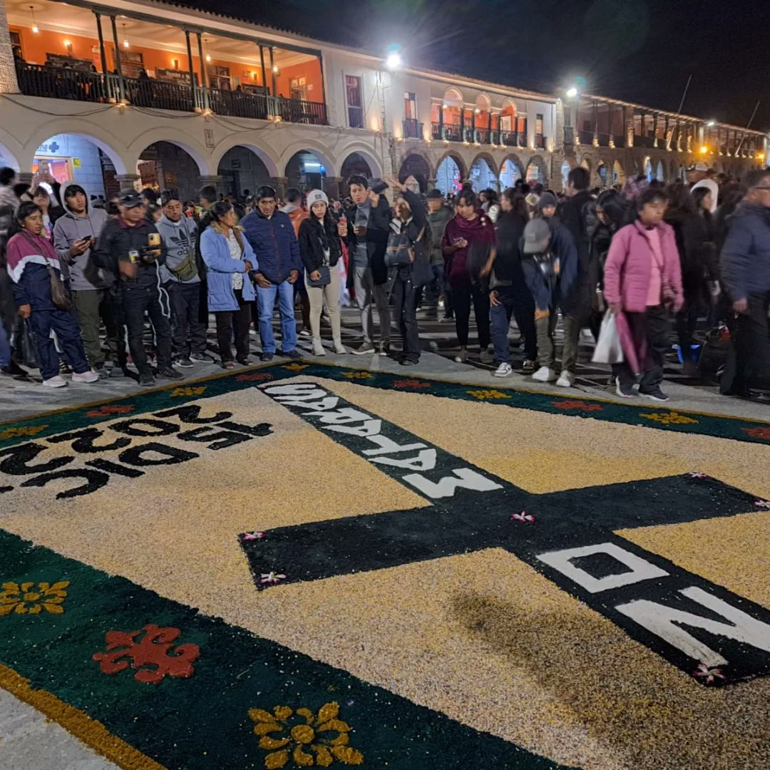 NoticiasSER's tweet photo. #HUAMANGA  Alfombra en honor a las víctimas de la represión militar ocurrida el 15 de diciembre del 2022. Este homenaje se realizó en la tradicional procesión del Santo Sepulcro del Viernes Santo https://t.co/V14K4lITA6