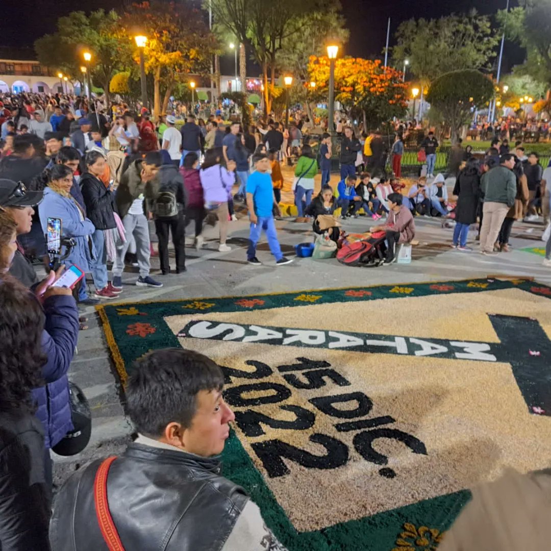NoticiasSER's tweet photo. #HUAMANGA  Alfombra en honor a las víctimas de la represión militar ocurrida el 15 de diciembre del 2022. Este homenaje se realizó en la tradicional procesión del Santo Sepulcro del Viernes Santo https://t.co/V14K4lITA6