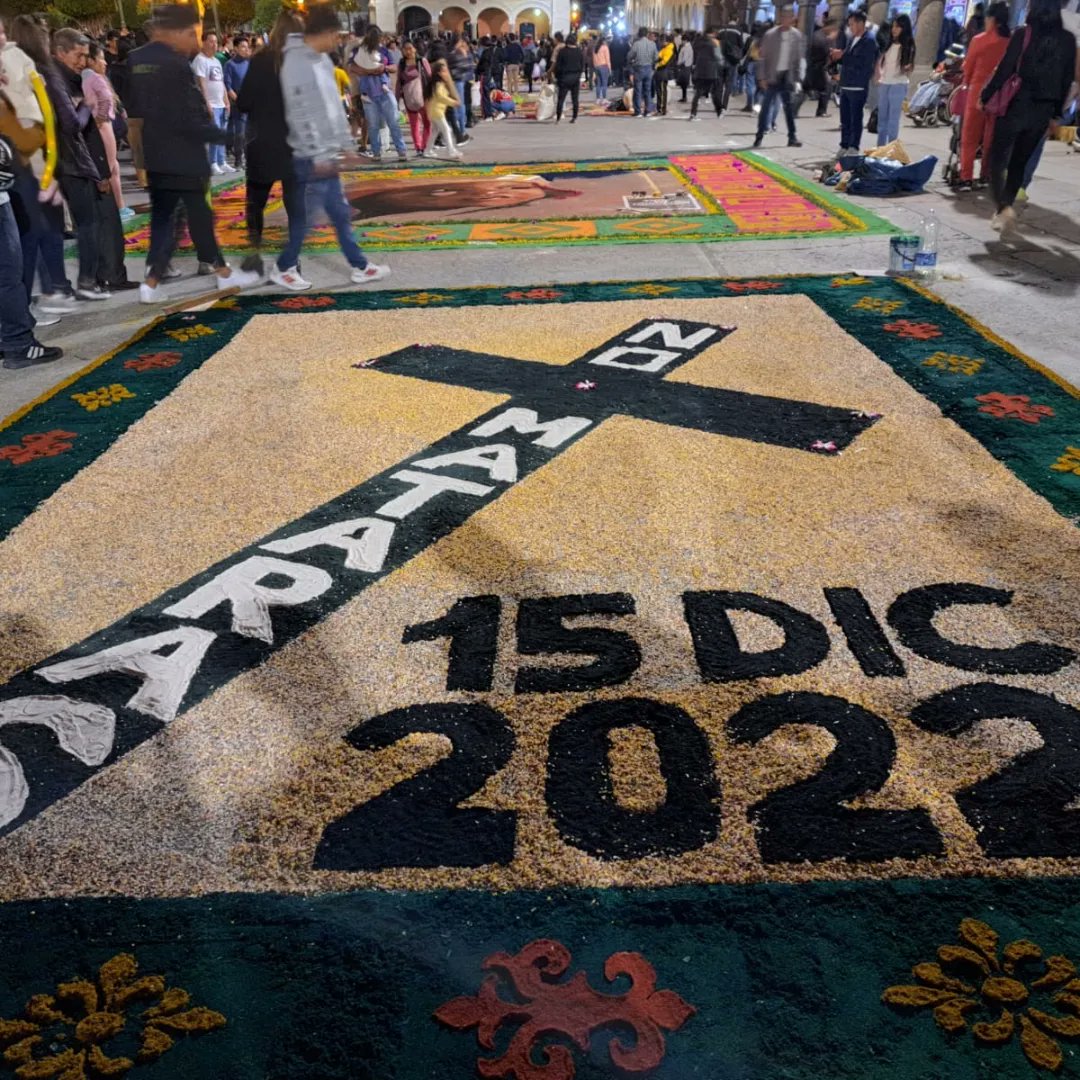 NoticiasSER's tweet photo. #HUAMANGA  Alfombra en honor a las víctimas de la represión militar ocurrida el 15 de diciembre del 2022. Este homenaje se realizó en la tradicional procesión del Santo Sepulcro del Viernes Santo https://t.co/V14K4lITA6