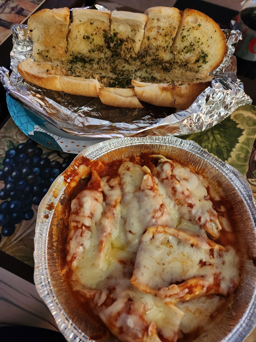 JohnLukeNYC's tweet image. #DinnerTime #GarlicBread #StuffedShells Yummy 😋 😋😋😋