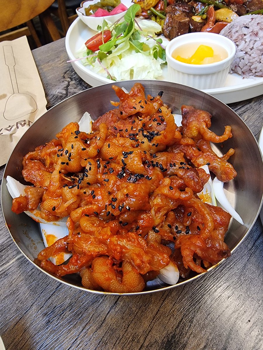elleruchi's tweet photo. 05/03/2023 : ลืมลงรูปอาหารวันแรกค่ะ  ทีนไก่ก็คืออร่อยกรุ๊บมากค่ะ มาทีไรส่วนใหญ่จะสั่งสเต๊กหมู(เพราะไม่ทานเนื้อ) นุ่มอร่อยมากค่ะ ส่วนจานสเต๊กเนื้อน้องบอกว่าอร่อยเหมือนกันค่ะ  #steakbox https://t.co/uAqQu0YSCV