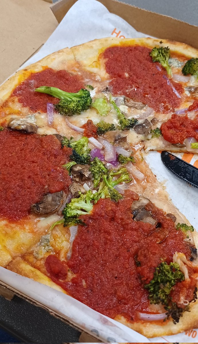 nowthethingis's tweet image. Pizza with broccoli for lunch. Who knew? It was tasty!  #choppingbroccoli #whatthewhat @BlazePizza