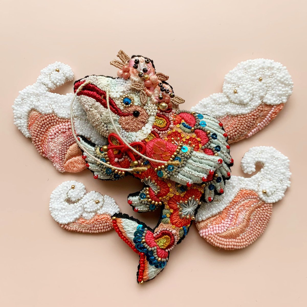 「日本画の合間に制作している刺繍作品のパーツ一部。イメージ通り仕上がる事を願いなが」|シロのイラスト