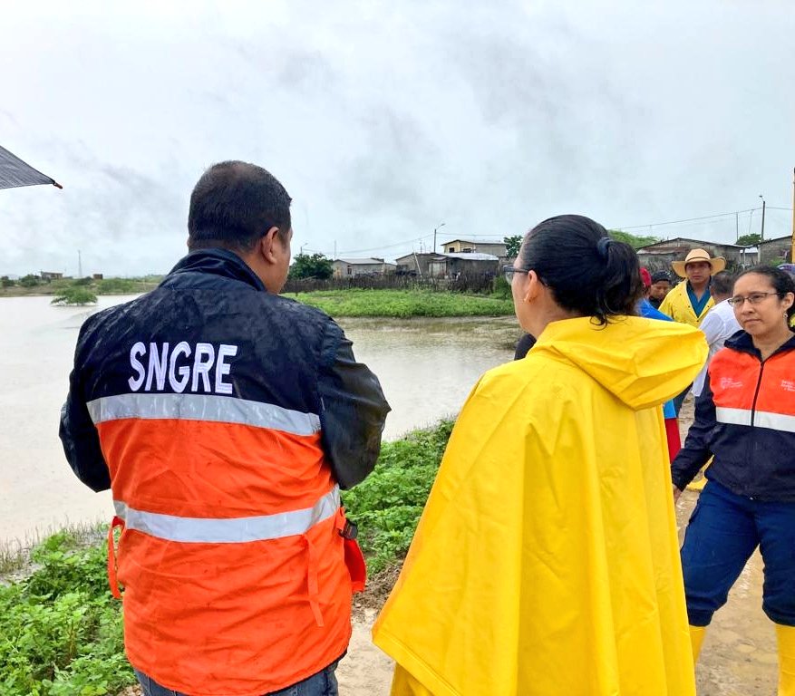 Riesgos_Ec's tweet photo. Con la @PrefecturaSE, @gobersantaelena, GAD #SantaElena, @ViviendaEc, @Ambiente_Ec y autoridades locales, realizamos inspección técnica en recintos #Javita y #Manguitos, por ruptura de albarrada San José, provocando la inundación en sectores aledaños de la parroquia #Colonche https://t.co/K7yj6tDlwQ
