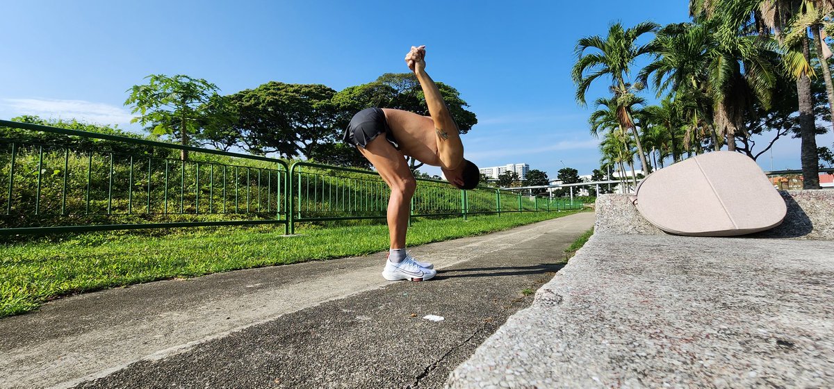 AkiPonJin's tweet photo. #Stretching is equally important as the run itself. Active Stretching before exercise and static Stretching after, for as long as it takes to unwind. If your body is tight it blocks the flow of energy needed for optimal performance. #legpics #nike https://t.co/mJxa5OjZj8