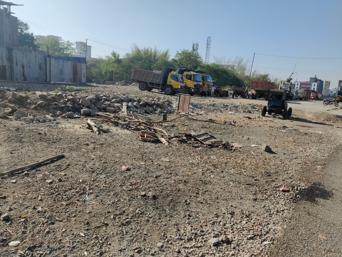 mayurpode's tweet photo. @suniltingre @LRWAPune @PorwalRoad @RoadPorwal @suhasvtingre @pravin2650 Thank you, @suniltingre sir for your continuous efforts . I hope administration will also remove junk vehicles as well as the fish market from the DP road. Otherwise it's just going to shift the congestion point on Dhanori road which will be even worse. https://t.co/u99whBJq5t
