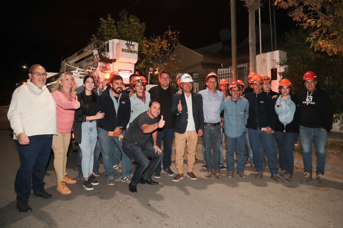 marcoskoopm's tweet photo. Nuevas luminarias led💡 en el barrio Alta Barda📍. Un sistema más moderno, más seguro y más amigable con el ambiente. Trabajando en equipo con @MarianoGaidoOk y @DarioLuccaOk estamos impulsando la transformación de la Ciudad. 

#MarcosParaNeuquén https://t.co/BpIOI9r45S