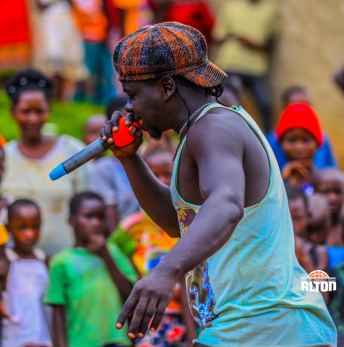 Alt0nBasketball's tweet photo. #TRANSFORMATION ⬆️|| Thrilling Performance from ARK WINE who is also the Youth chairman, Naguru Village .  He believes in Sports &amp; Music as instruments that will transform the Youths. 

#EasterInSlums #SportsForYouthDevelopment #GrassrootTalents https://t.co/zKneUpcsqC