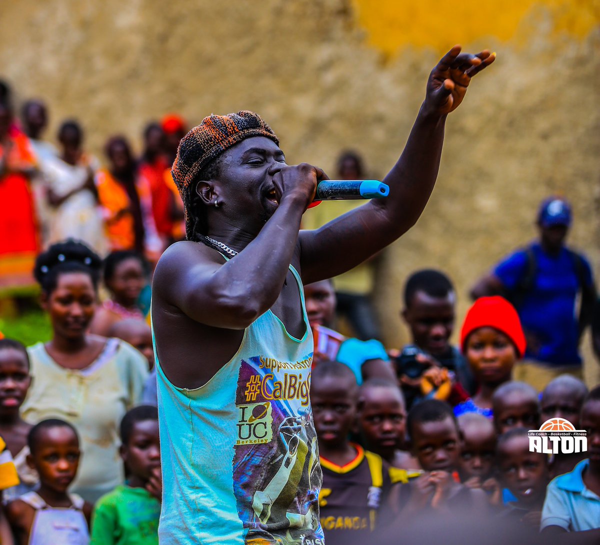Alt0nBasketball's tweet photo. #TRANSFORMATION ⬆️|| Thrilling Performance from ARK WINE who is also the Youth chairman, Naguru Village .  He believes in Sports &amp; Music as instruments that will transform the Youths. 

#EasterInSlums #SportsForYouthDevelopment #GrassrootTalents https://t.co/zKneUpcsqC