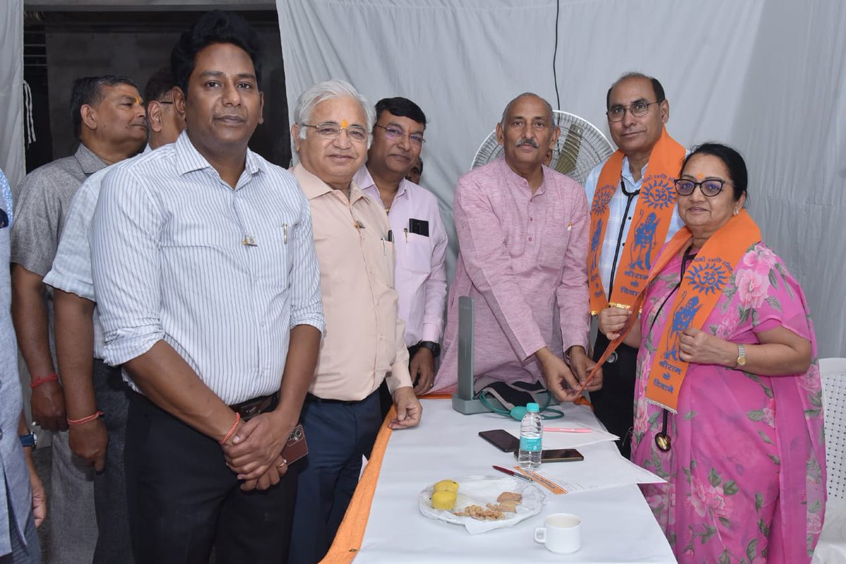 imakanpur's tweet photo. @imakanpur एवं श्री रामलला आरोग्यधाम हॉस्पिटल के संयुक्त तत्वधान में  विश्व स्वास्थ दिवस के अवसर पर एक विशाल स्वास्थ्य शिविर एवं रक्तदान शिविर का आयोजन  किया गया। जिसका मुख्य अतिथि श्री आलोक सिंह जी (ए.डी.जी कानपुर पुलिस) के साथ दीप प्रज्वलित करके शुभारंभ किया गया. @IMAIndiaOrg https://t.co/wNtWj3qd2m