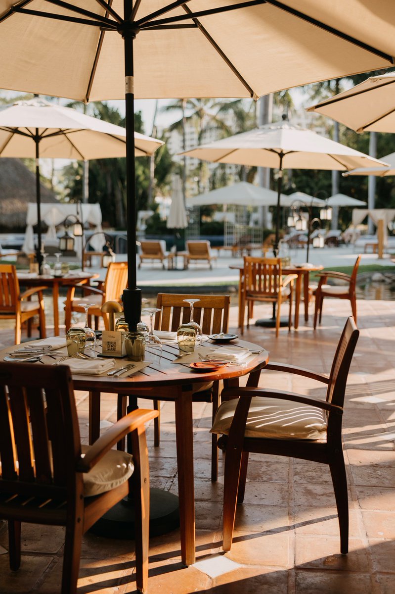 Enjoying a delicious meal on the terrace of Emiliano's Restaurant is a must. #CasaVelas

📷: @steveglwalsh