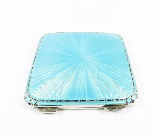Vintagecompacts's tweet photo. https://t.co/SGJ7EQZK0W #artdeco #somethingold #blue #SomethingGood #accessories #antiques #AntiqueShop #compactmirrors @Vintagecompacts https://t.co/juEdJaEVET