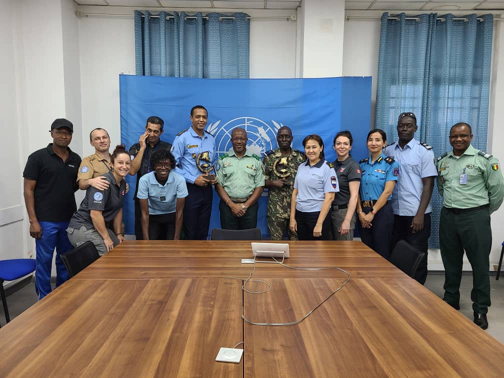 En fin de mission à la <a href="/MONUSCO/">MONUSCO</a>, le Nigérien <a href="/AdiliToro2/">Adili Toro</a> a été décoré. Une décoration qui sanctionne la mise à profit de ses compétences et son dévouement qui ont permis à l'institution de voir son image et sa notoriété améliorées en #RDC et auprès de ses partenaires. #Niger