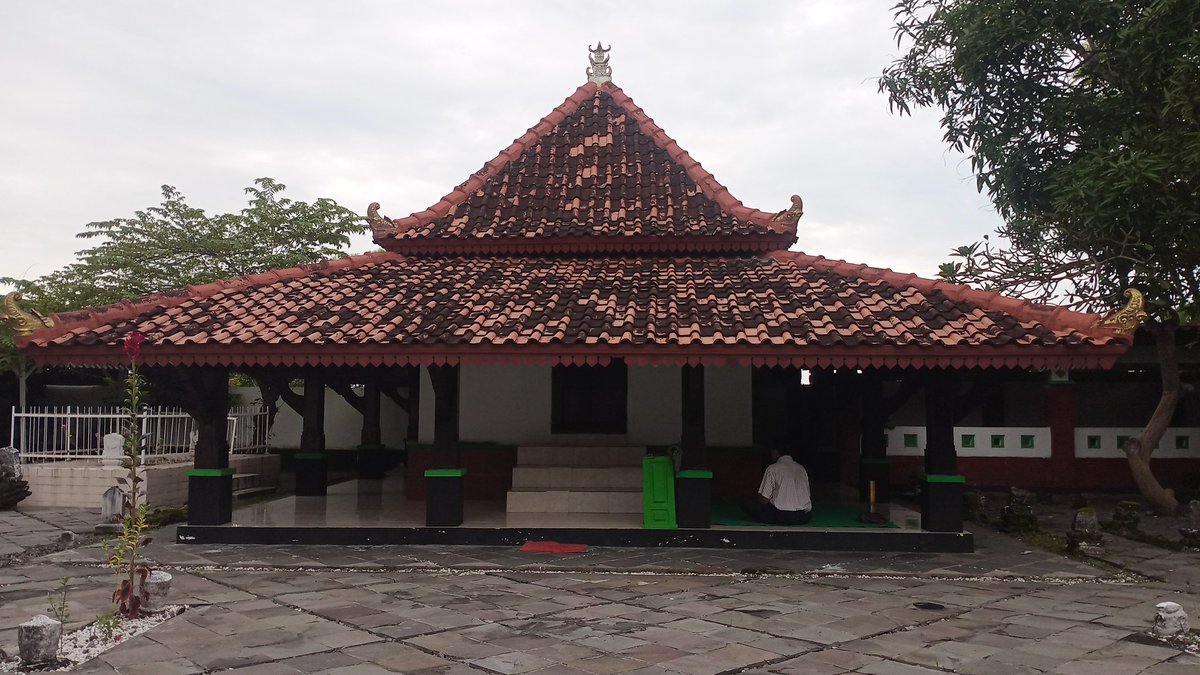 Nyai Ageng Maloka dimakamkan di Caruban Desa Gedongmulyo Lasem. Area pemakaman ini dulu adalah Taman Kaputren Sitaresmi. Beliau adalah Adipati Lasem meneruskan sang suami Pangeran Wiranegara setelah sang pangeran mangkat.

Nyai Ageng adalah kakak kandung Sunang Bonang.

#sejarah