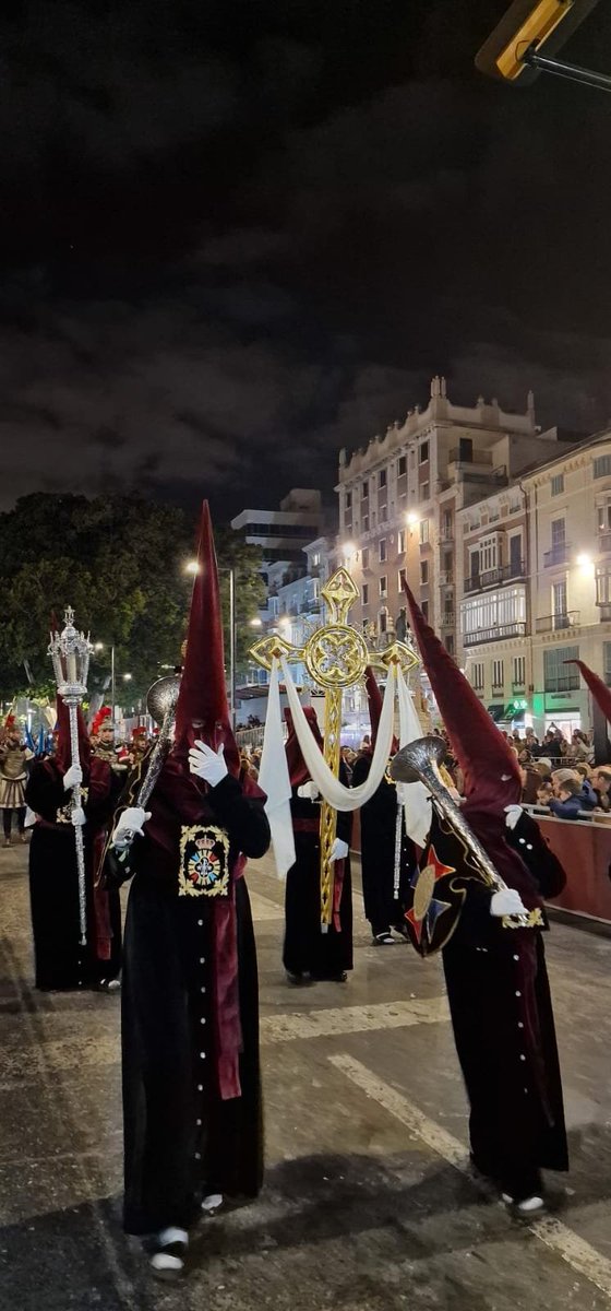 EMT_Malaga's tweet photo. #ViernesSanto 🕯️
@TrasladoSoledad 🔴⚫️🔵
por la Plaza de la Marina
#CofradiasMLG @cofradiasmalaga #SemanaSantaMálaga2023 #infotronos #Traslado #TrasladoSoledad #SantoTraslado #SantoTrasladoMálaga https://t.co/yeM9RCwfAc
