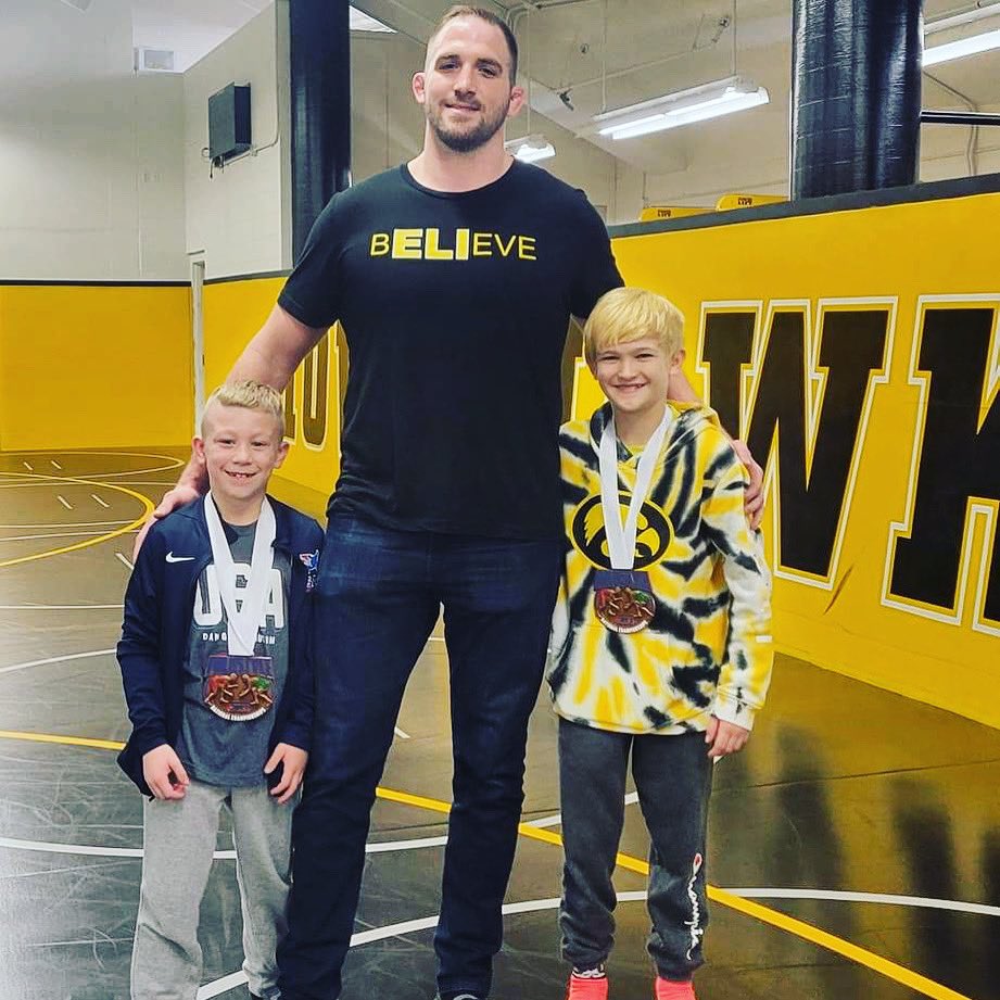 CoachCamButler's tweet image. Two local youth studs caught up with @SaintMarksHS Wrestling Alumnus, 3X @NCAAWrestling All-American and current @Hawks_Wrestling Assistant Coach, Bobby Telford ‘10!!🔰

#WrestletownDE #SaintMarksWrestling #SpartanStrong #BobbyTelford #IowaWrestling #SaintMarksHS