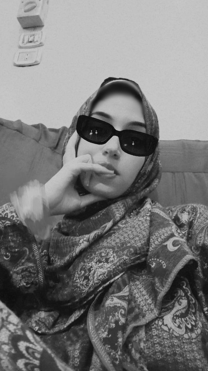 تركت مذاكرت الجراحة 
وجلست ادرس شخصيتي 
وهالحين مو فاهمة الاتنين