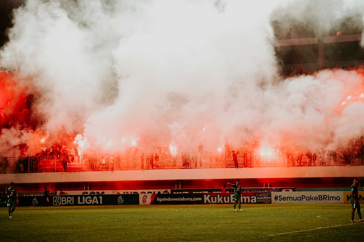 BCSxPSS_1976's tweet image. #PyroShow 🔥
PSS Sleman vs Bali United | 7 April 2023

Halo @PSSleman 🫡

Kami mengucapkan terima kasih atas usaha dan dedikasi yang kalian tunjukkan sepanjang musim ini, meskipun performa kalian tidak seperti yang diharapkan. Kami tahu bahwa ini bukanlah musim yang mudah.