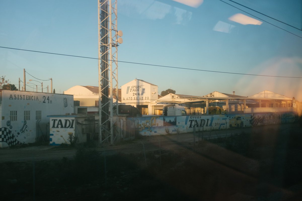 callmesalcedo's tweet photo. Been shooting “through” a lot of things. This X100T although being an old camera is really fun to use. https://t.co/MASMVH62uh