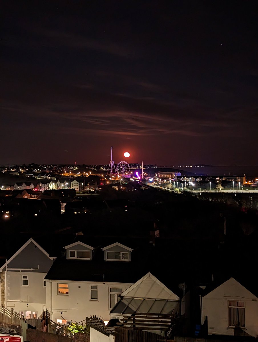 Beautiful red moon over Barry Island tonight.
#BarryIsland #Barrybados #Wales #Cymru