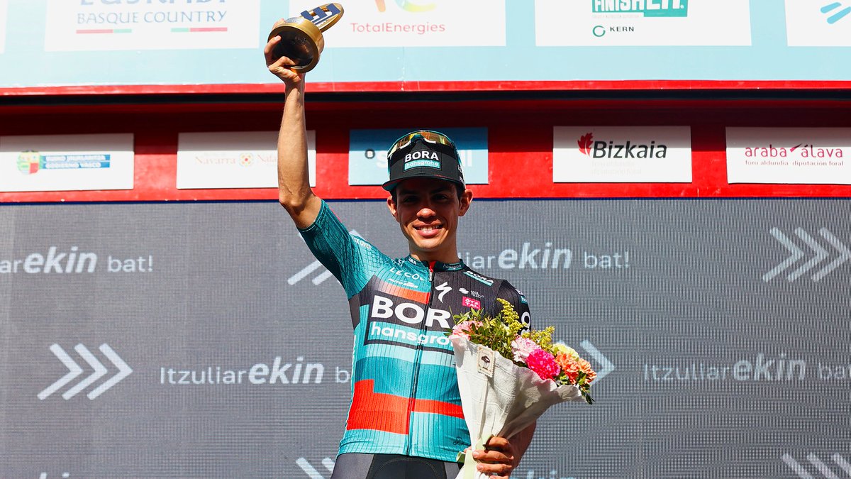 Goodnight, everyone! 🤩

📸: @sprintcycling 
#itzulia2023 <a href="/HiguitSergio/">Sergio Higuita García ©</a>