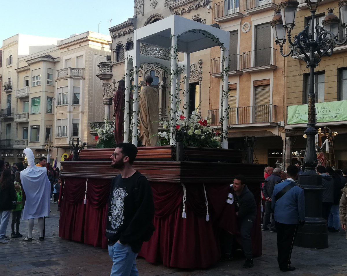 LoSantPatro's tweet photo. Tant merder per portar-lo a espatlles i ha durat una professó. Devia pesar molt. #Reusencament #SetmanaSantaReus https://t.co/MfDu1tkDwY