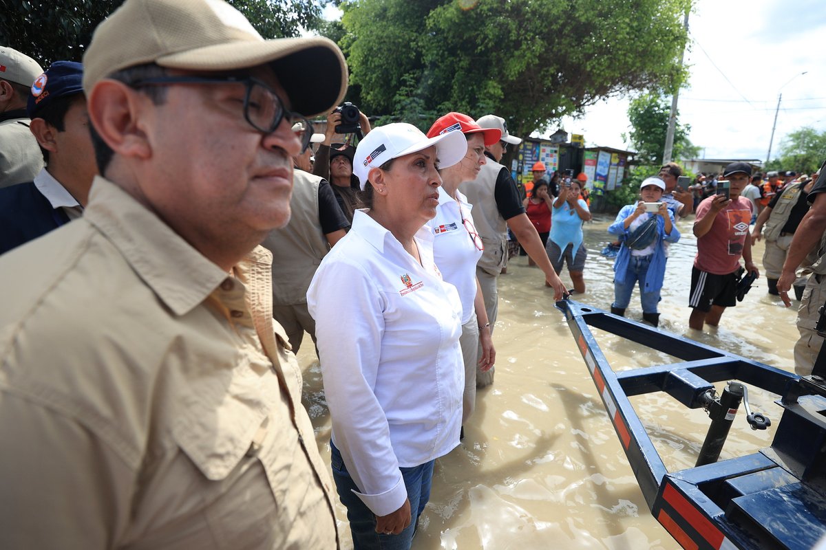 presidenciaperu's tweet photo. En su encuentro con la población de La Molina 2, en #Piura, la presidenta Dina Boluarte indicó que se reforzará el trabajo de atención con más motobombas, así como ayuda humanitaria y otras maquinarias, en favor de los damnificados en el menor tiempo posible. También destacó que, para resolver el drenaje en estas localidades, se contará con profesionales técnicos para una solución eficiente ante la temporada de lluvias.
#ConPunchePerú