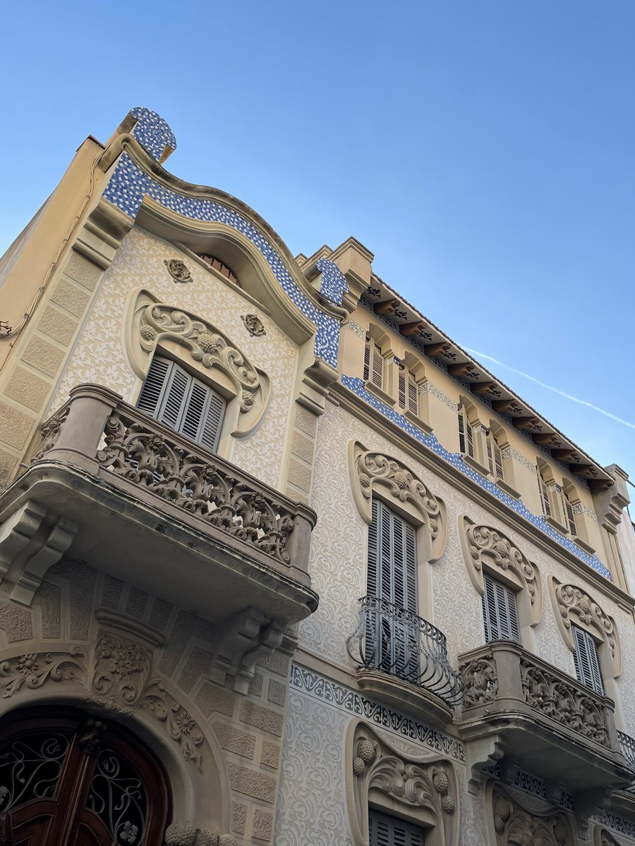 nooeliiaaa_'s tweet photo. @badajo7 @albacomunismo Literalmente cualquier edificio de Barcelona. Quien no conoce a Dios a cualquier santo le reza 🫡 https://t.co/xM2ck1yj0C
