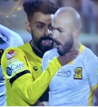 سبق ان طُرد لاعب #التعاون حسن العمري و اوقف "مباراتين" بعد ان قام بحركة ضد لاعب الاتحاد اندريه مثل حركة #كويلار تماما !!

#الهلال_الشباب 
#لجنه_الانضباط_هل_تعاقب_كويلار 
#لجنه_الانضباط_والاخلاق