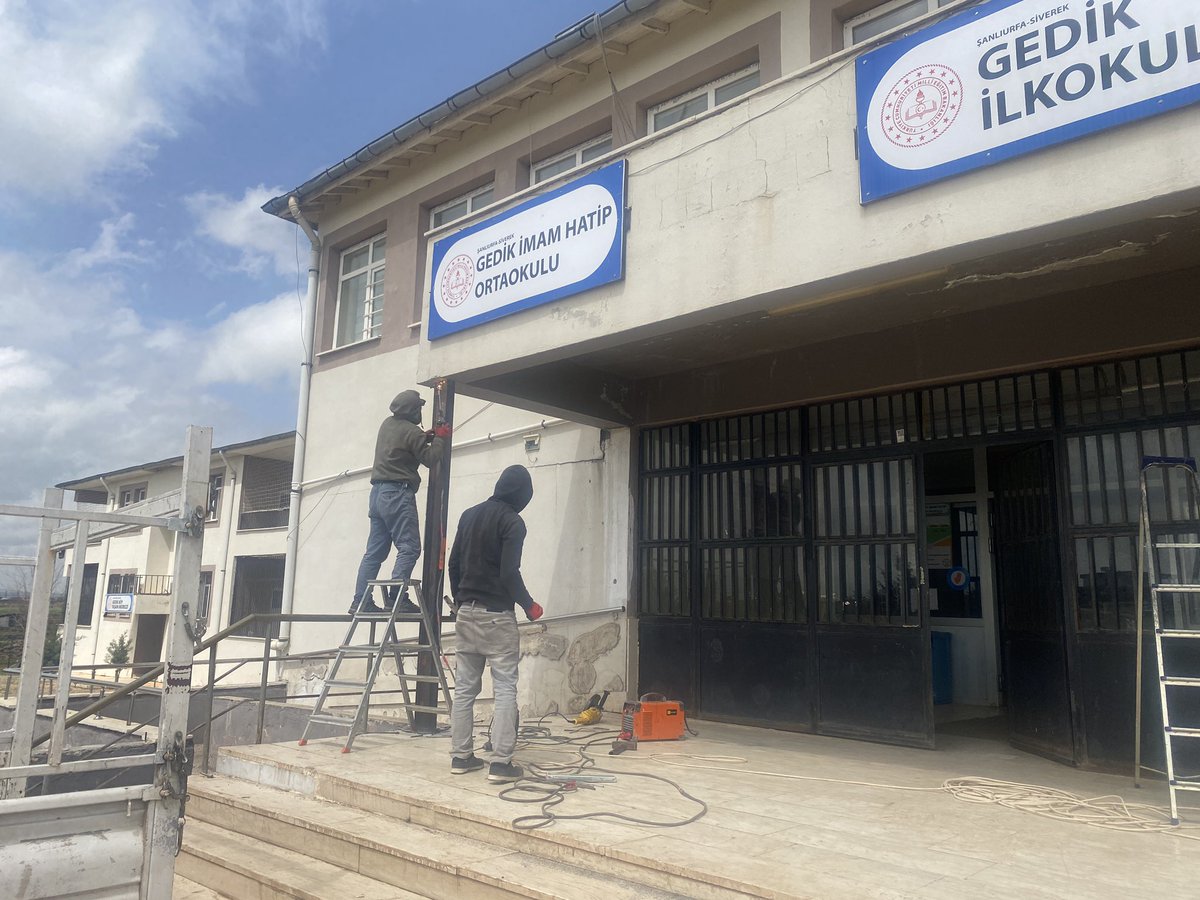 Okulumuzun giriş kısmında yapılan çalışmalardan kareler.

<a href="/valisalihayhan/">Salih AYHAN</a> 
<a href="/NKapanoglu/">Nuri Kapanoglu</a> 
<a href="/siverekmem63/">Siverek İlçe MEM</a> 
<a href="/UrfaValiligi/">T.C. ŞANLIURFA VALİLİĞİ</a>