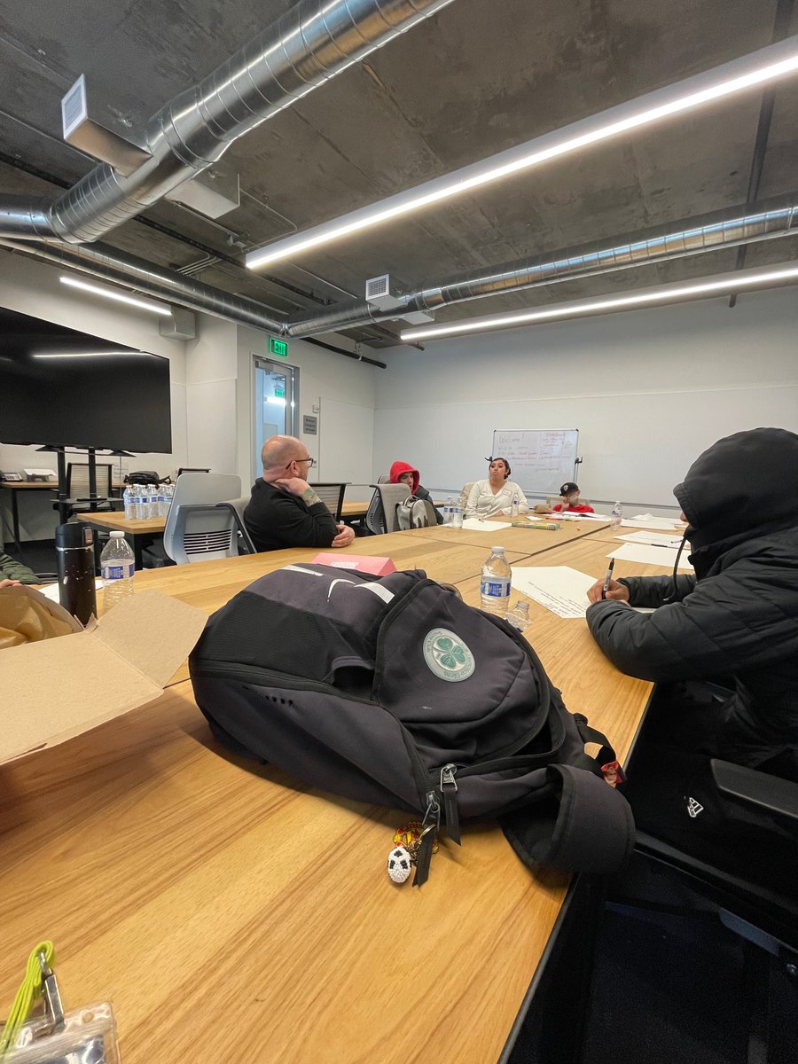sfmade's tweet image. Weeks ago, O'Connell High Public Policy students visited SFMade and heard from Kevin, co-founder of @socialImprints. He shared how his business intentionally impacts community by providing higher-paying employment to at-risk adults, including ex-offenders/recovering addicts.