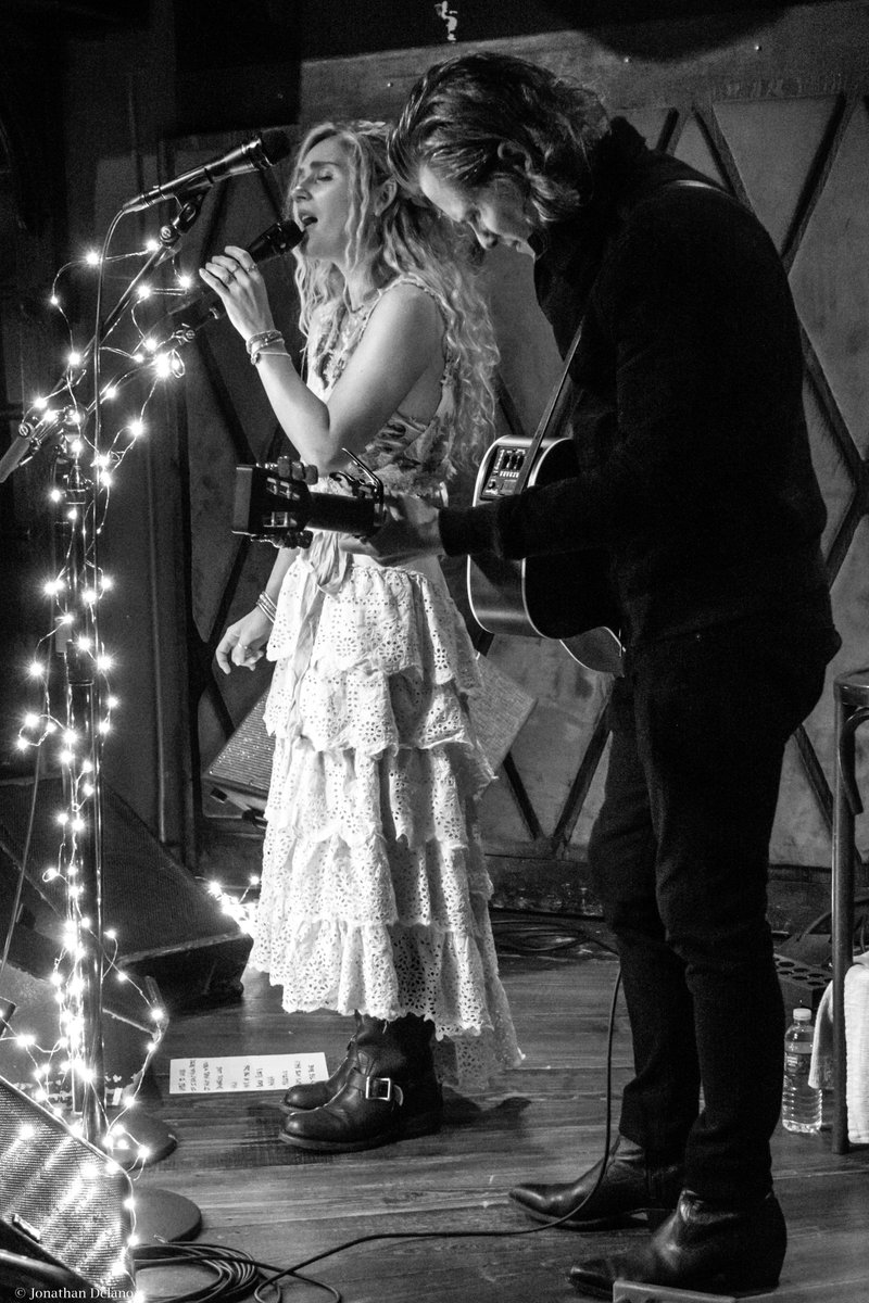 Awesome music last night from Bowen Young <a href="/bowenyoung_/">热水澡</a> with Clare Bowen <a href="/clarembee/">Clare Bowen</a> &amp; Brandon Robert Young <a href="/Brandon_R_Young/">Brandon Robert Young</a> at NYCs <a href="/RockwoodNYC/">Rockwood Music Hall</a> Stage 2. Photos: <a href="/photogjon/">Jonathan Delano</a>