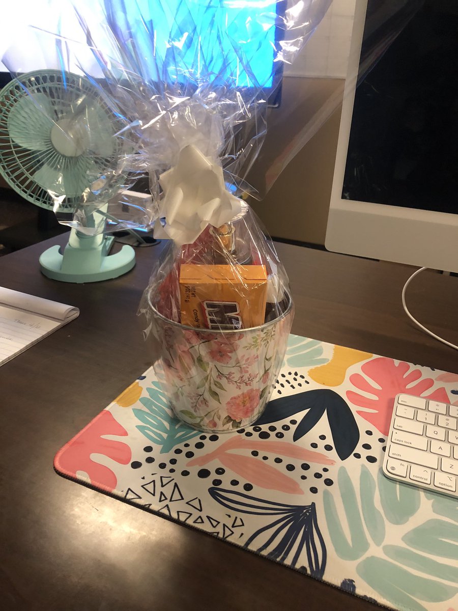 rstandard_lcss's tweet photo. The Easter Bunny hip-hopped by the ITS office! Thank you, @itsrfleming! 🐰🌷 https://t.co/Wr2jnNCwj5