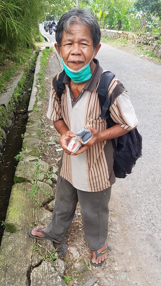 sludgesyndrome's tweet photo. Twitter Do Your Magic

Gk sengaja waktu pulang kerja, di Cisaranten liat Abah ini lg jln sempoyongan. Karena khawatir, aku coba berhenti buat memastikan kalo Abahnya gk apa². Waktu aku ajak cerita, ternyata ada hal yg kiranya bisa aku ceritakan juga ke kalian lewat thread ini https://t.co/K6RgcyBzGR