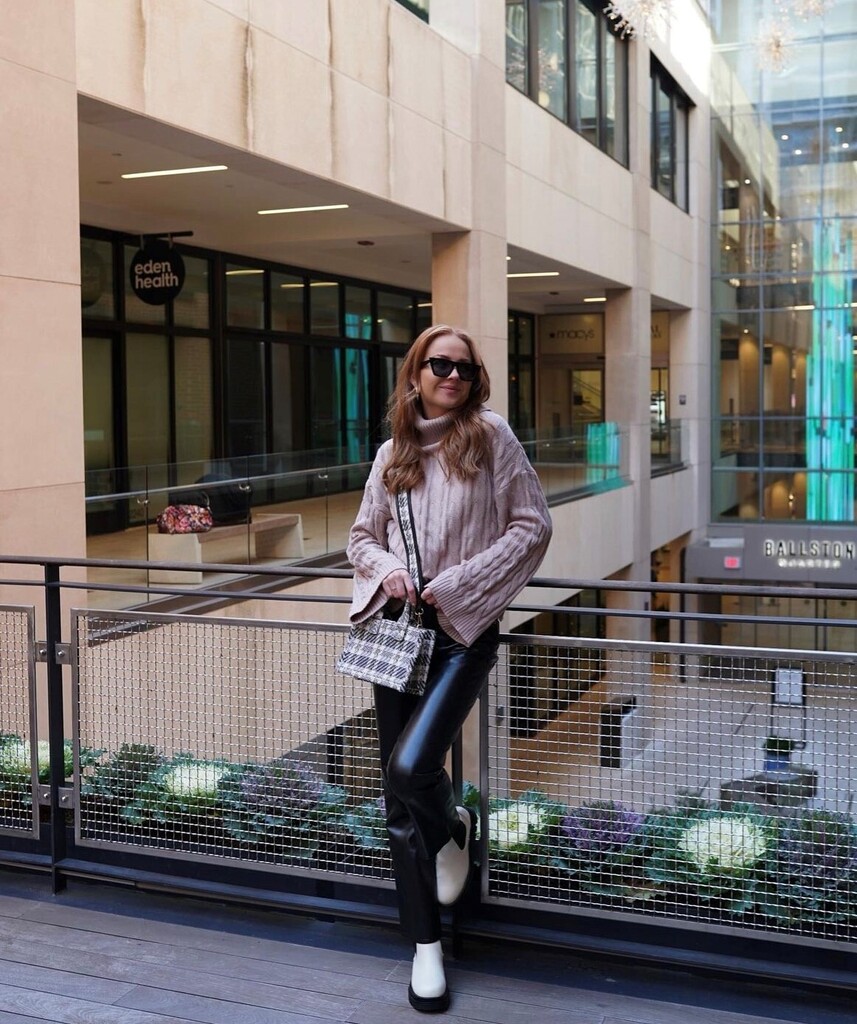 UE_Handbags's tweet image. @shelby.jolly  is ready to take on spring weather with our Edina Crossbody by her side 🌞🌷 #UExME #springootd #urbanexpressions #fashion #handbags
