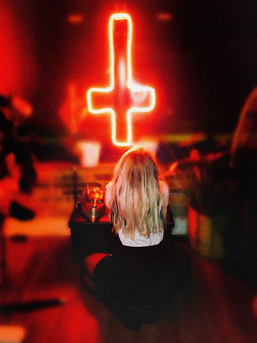 LichlingsGG's tweet image. if you see this, drop a photo of you that looks like an album cover 🤘