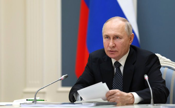 DomiziLa's tweet photo. #AdolfPutin ha dichiarato:

"Il regime di Kiev commette gravi crimini contro i civili che vivono nelle Repubbliche popolari di Donetsk e Lugansk, Zaporozhye e Kherson, non ha pietà per nessuno‼️"😄😆😅😂🤣

Mah.. è convinto di quello che dice.. ho ci prende per il #CUcuLO⁉️😡🤢🤮 https://t.co/klXjBDdeXI
