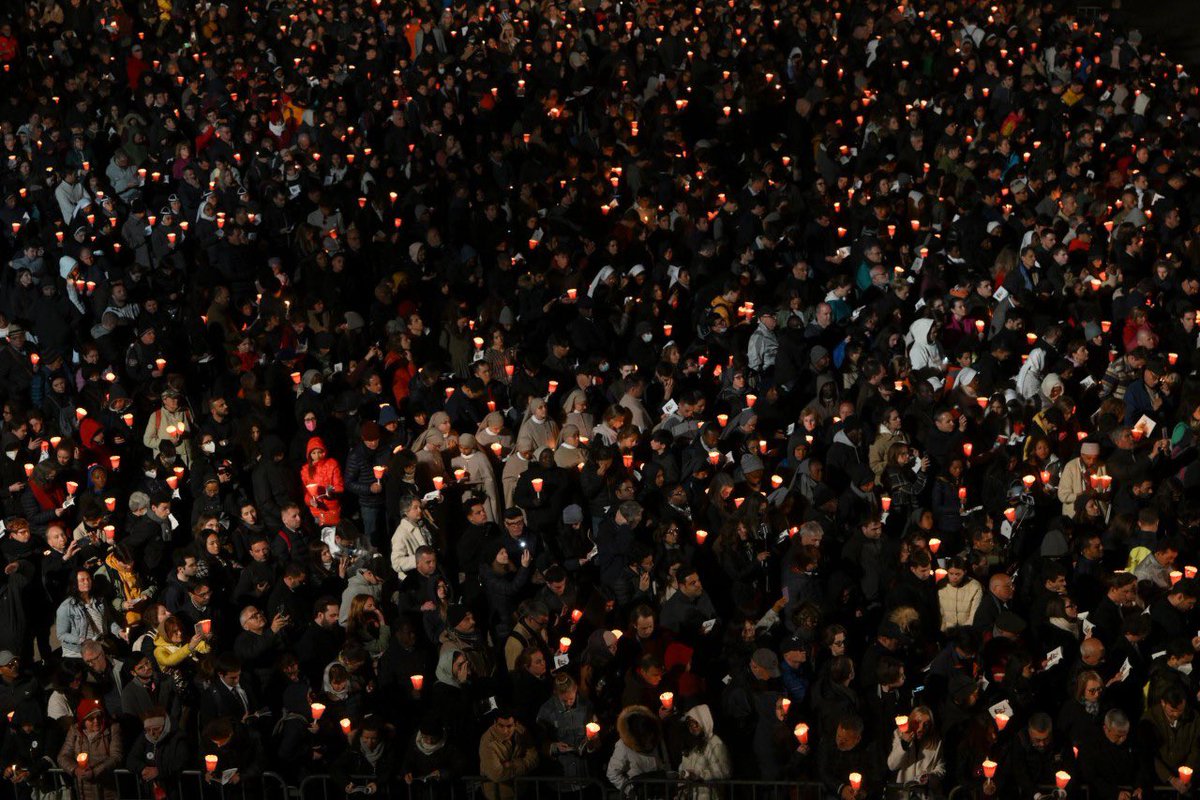 viachrist_'s tweet image. 🇮🇹 | À Rome, le Chemin de Croix de ce Vendredi saint a été organisé au Colisée et suivi par 20 000 fidèles. (Via Vatican News)