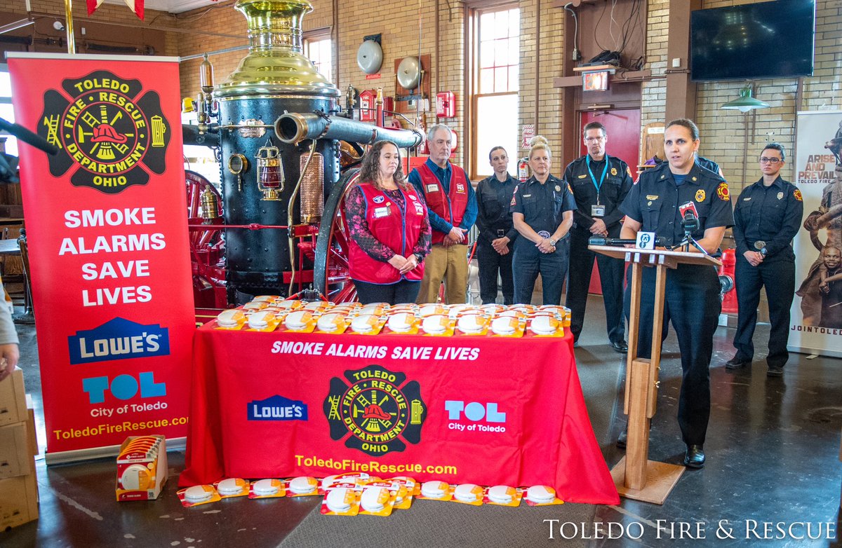ToledoFire's tweet image. On this Friday, we are thankful for our friends and community partners at @Lowes who joined us this week at the #ToledoFirefighters Museum to announce a donation of 2,000 smoke alarms to the #ToledoFire &amp;amp; Rescue Smoke Alarm program.