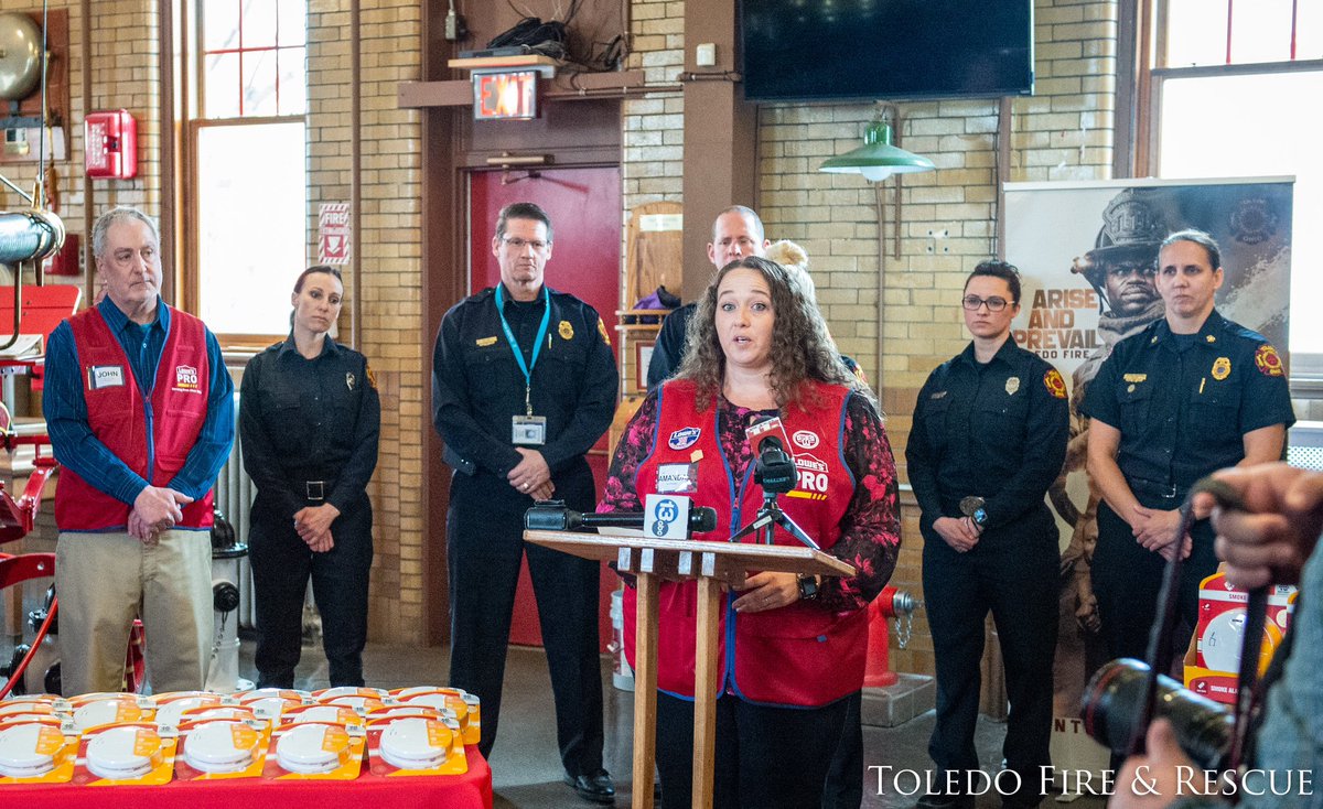 ToledoFire's tweet image. On this Friday, we are thankful for our friends and community partners at @Lowes who joined us this week at the #ToledoFirefighters Museum to announce a donation of 2,000 smoke alarms to the #ToledoFire &amp;amp; Rescue Smoke Alarm program.