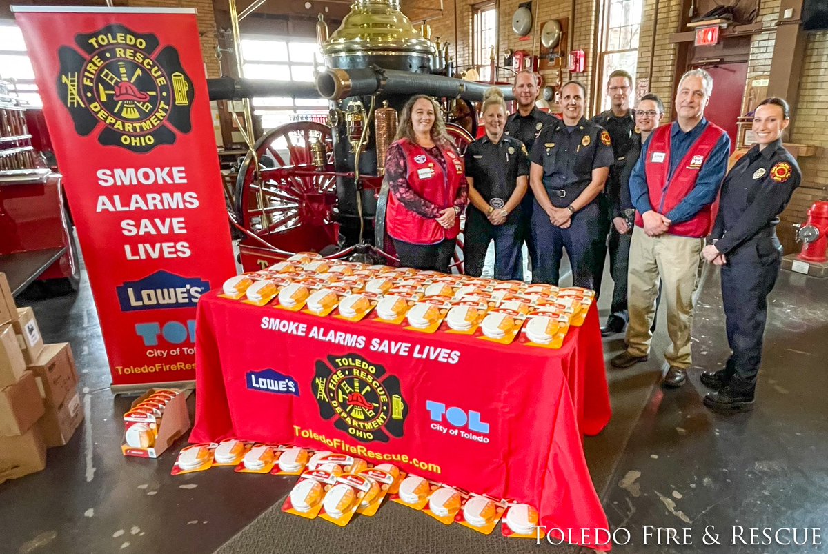 ToledoFire's tweet image. On this Friday, we are thankful for our friends and community partners at @Lowes who joined us this week at the #ToledoFirefighters Museum to announce a donation of 2,000 smoke alarms to the #ToledoFire &amp;amp; Rescue Smoke Alarm program.