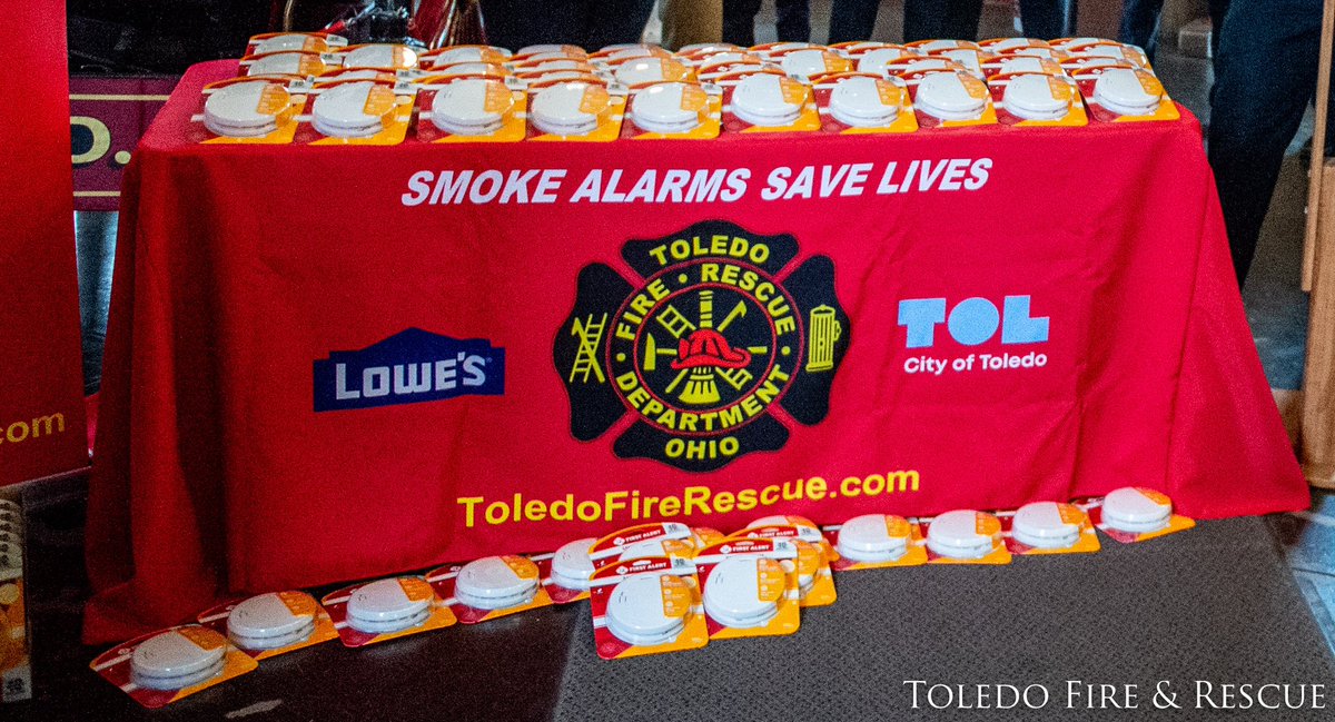 ToledoFire's tweet image. On this Friday, we are thankful for our friends and community partners at @Lowes who joined us this week at the #ToledoFirefighters Museum to announce a donation of 2,000 smoke alarms to the #ToledoFire &amp;amp; Rescue Smoke Alarm program.