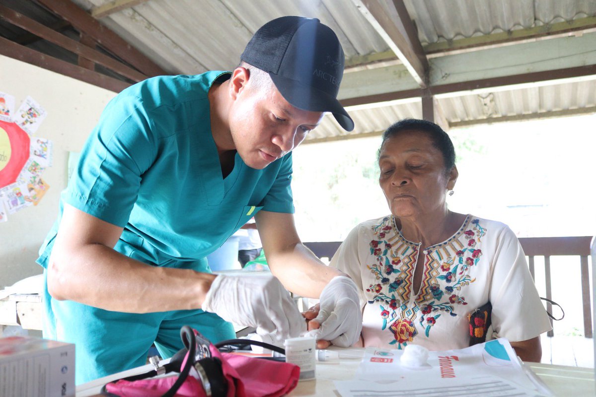 GotaPais's tweet photo. 👨🏾‍⚕️El pasado domingo 19 de marzo se llevó a cabo la segunda brigada de salud en el municipio de Bahía Solano en el Chocó, junto a @ArmadaColombia #ColombiaSolidaria #FundaciónAlianzaSolidaria @ICBFColombia y @AlcaldiaBahia https://t.co/qMlnsGs7iu