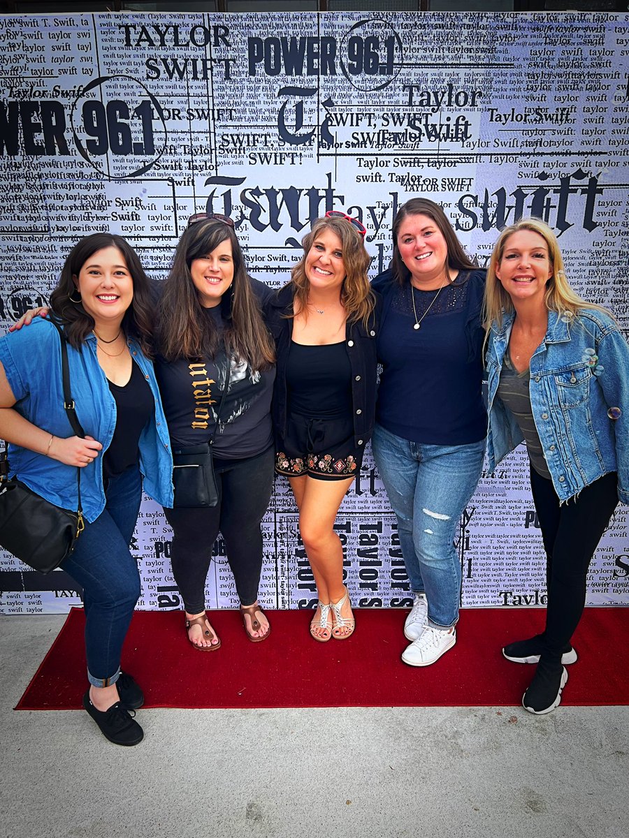 Mkr512's tweet photo. We’re in a Getaway BAR! 💜
It’s officially Tay-pril in Atlanta!! 🥰
Loved this popup bar from Power 96.1 to get us ready for Taylor’s Atlanta arrival!! 🎶
#TaylorSwift #GetawayBar #Taypril #961GetawayBar https://t.co/HVCyGVo0sL