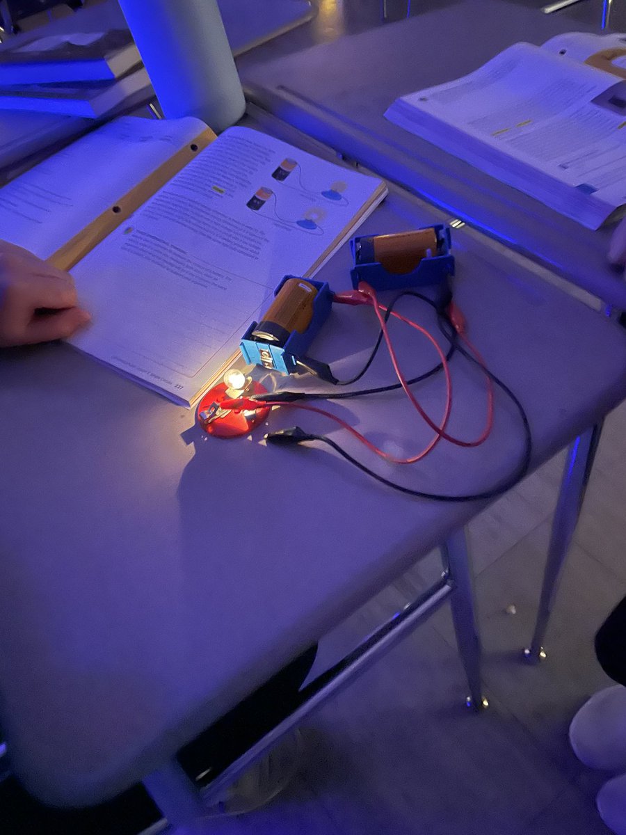 LaRose_AP's tweet photo. This week my students explored electrical circuits. The only requirement was that the bulb had to light up. They had a great time trying different combinations of batteries, bulbs and wires @SMSJags 💡 https://t.co/d5yIg7oWn1